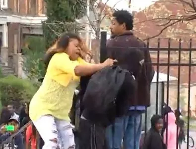 Майка наби сина си и го изкара от протестите в Балтимор