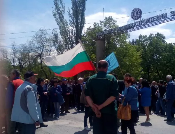 ВМЗ и общинската власт в Сопот взаимно се плащат с протести заради Борисов