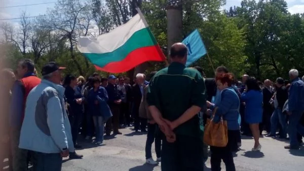 ВМЗ и общинската власт в Сопот взаимно се плащат с протести заради Борисов