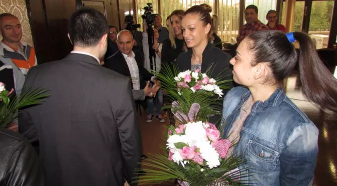 Кметът на Русе поздрави "сините феи" с цветя и премия