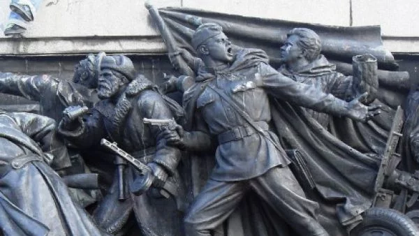 "Червена сила" ще прави патрули, за да пази Паметника на Съветската армия