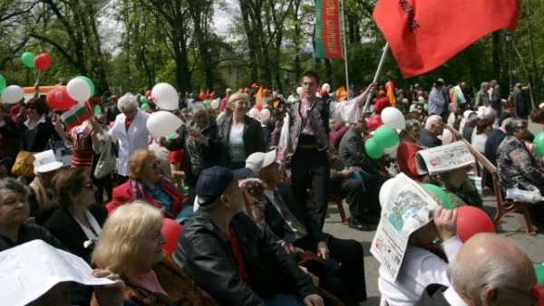 БСП за 1 май: Повече солидарност, във Варна направиха помен на местната икономика