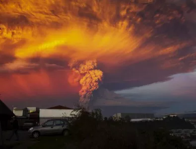 Изригващ вулкан глътна камера, но тя успя да запише всичко (ВИДЕО)