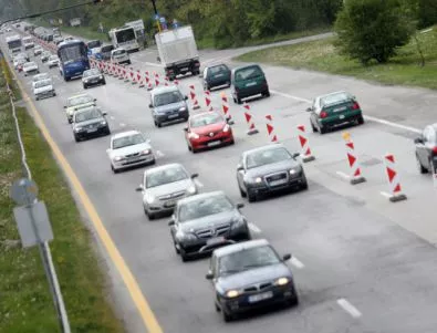 Въведени са временни ограничения на движението по автомагистралите и натоварените пътища