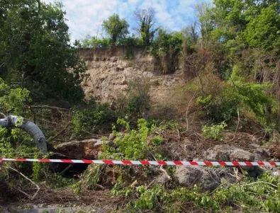 Свлачище затрупа крайбрежната алея във Варна