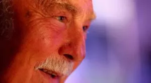 Легенда на Англия в реанимация след инсулт