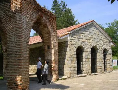 Община Казанлък поема официално грижата за тракийските гробници