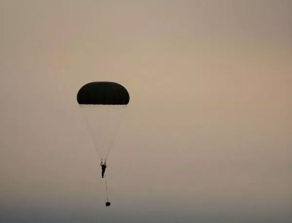 Висш военен обвинен в корупция заради далавера с парашути