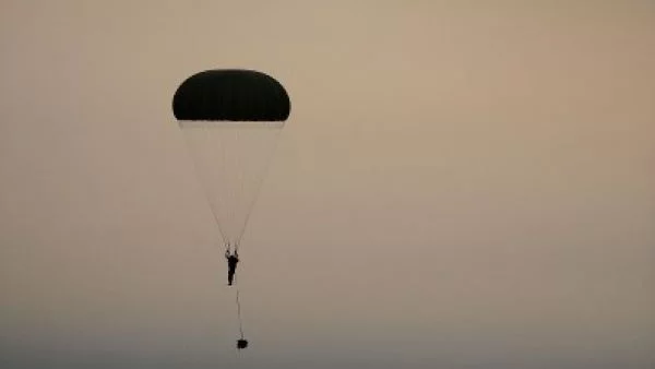 Висш военен обвинен в корупция заради далавера с парашути