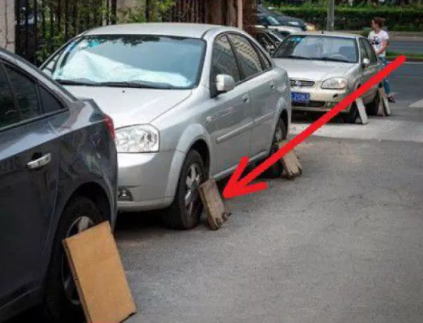 Китайска загадка! Защо всички шофьори крият гумите си така?