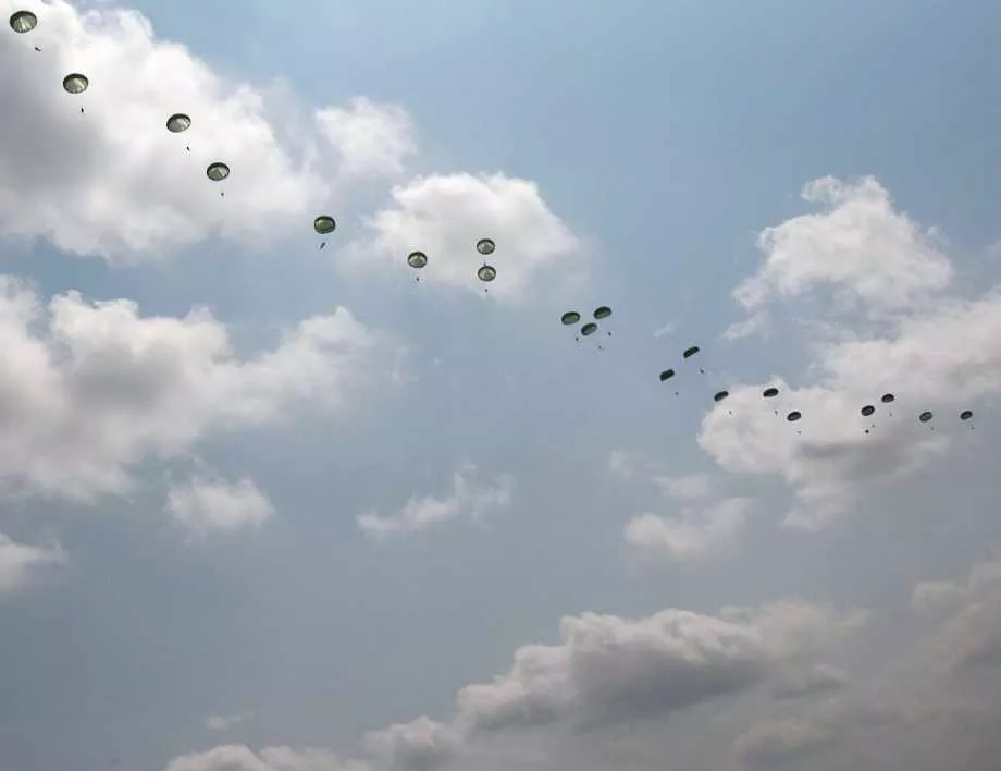 Десетки военни парашутисти буквално се потрошиха при учение в САЩ