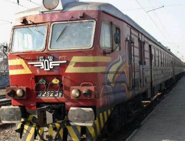 Влакът София-Варна заседна в тунел на Искърското дефиле