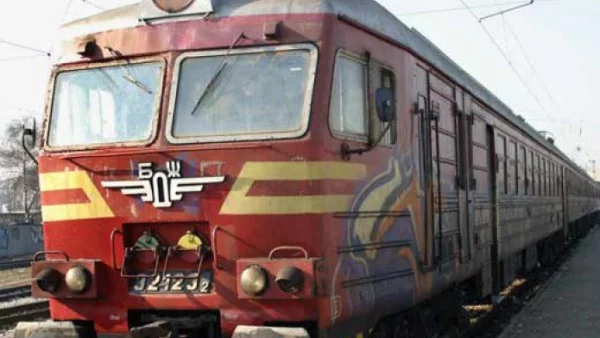 Бърз влак блъсна кола на прелез, шофьорът загина