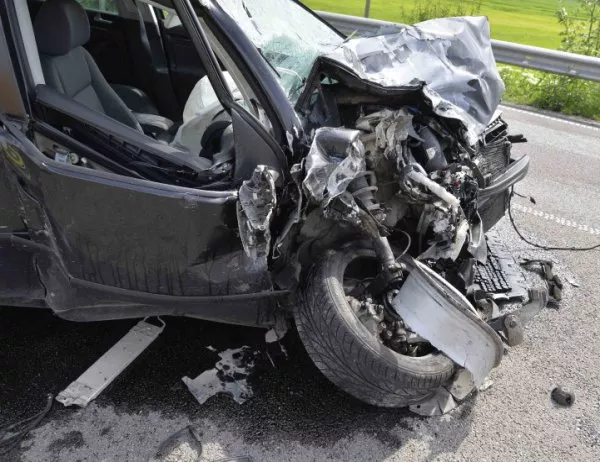 Тежка катастрофа край Благоевград, кола се заби в ТИР