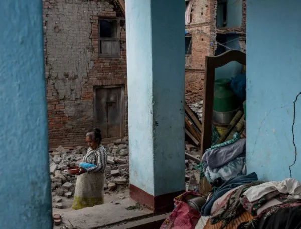 Година след земетресението Непал остава в руини