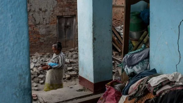 Година след земетресението Непал остава в руини