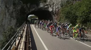 Обиколка на Италия 2021: Инфарктен финал и неочакван победител в етап 3!