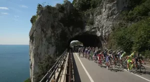 Драма в етап 9 на “Джирото”, Йейтс отпадна от спора за победата