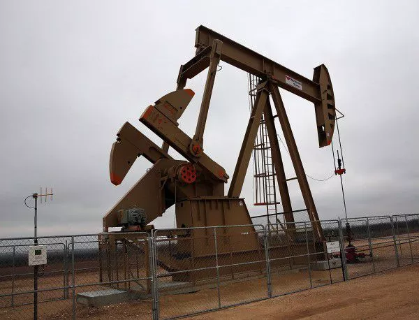Печалбите на "Лукойл" се сриват заедно с цената на суровия петрол 
