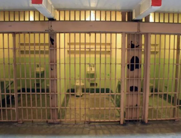 Затворник от Добрич съди държавата за лоши условия в килията
