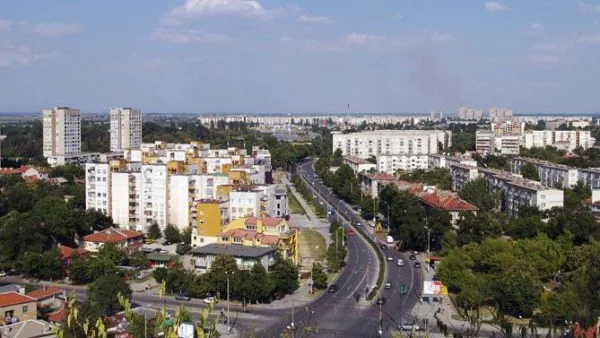 Окъпаха паметника на Съединението в Пловдив, а площадът ухае на орхидеи