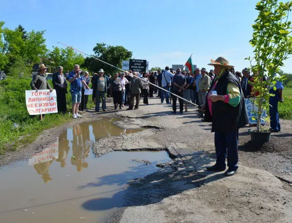 300 души протестираха срещу нехайството за разбития път до Горна Липница
