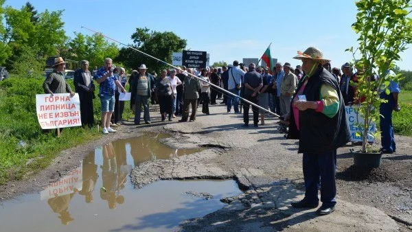 300 души протестираха срещу нехайството за разбития път до Горна Липница