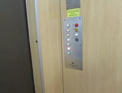 Ще спират асансьори, ако в тях няма спешна телефонна линия