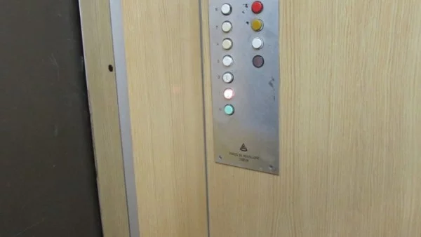 8 души пропаднаха с асансьор в болница във Варна