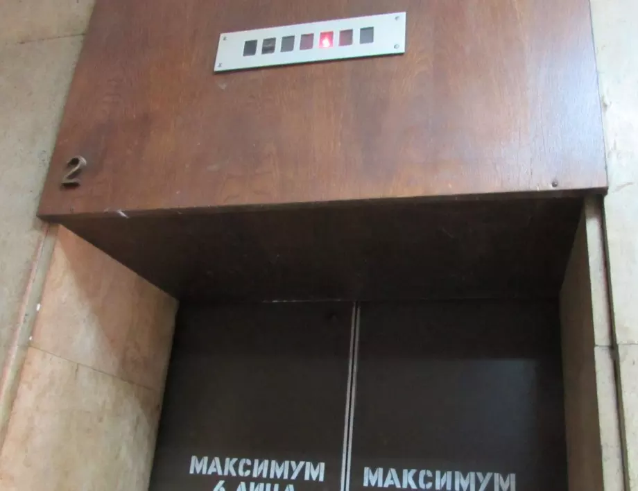 Техници искат два пъти по-високи такси за поддръжка на старите асансьори 