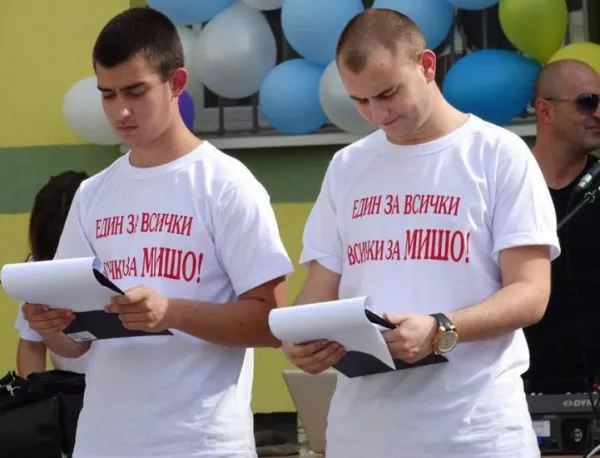 Абитуриенти в Асенвград излязоха с тениски с надпис "Един за всички, всички за Мишо"