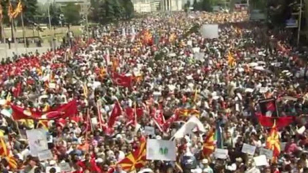 Море от граждани се събра пред сградата на македонското правителство*