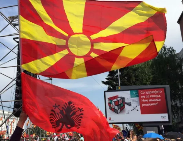 Македонският парламент прие закона за езиците, даващ по-висок статут на албанския