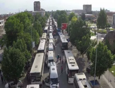 Груевски си докара симпатизанти с автобуси от цяла Македония (Видео)