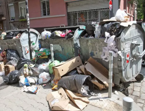 В Гърция най-накрая започна събирането на тонове отпадъци