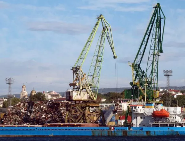 Пристанищата във Варна и Балчик са затворени заради силния вятър