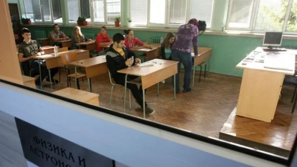 Почти 18 000 са напуснали училище през миналата година