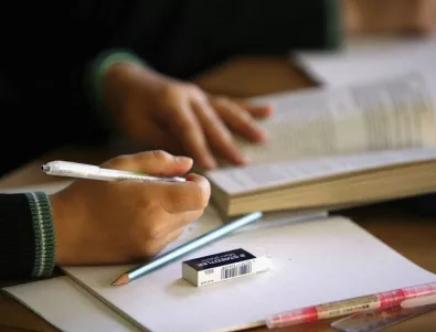 Кунева забрани на служителите на МОН да пишат учебници