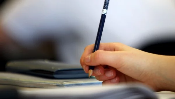 Електронна система за ранно предупреждение ще намалява напусналите училище