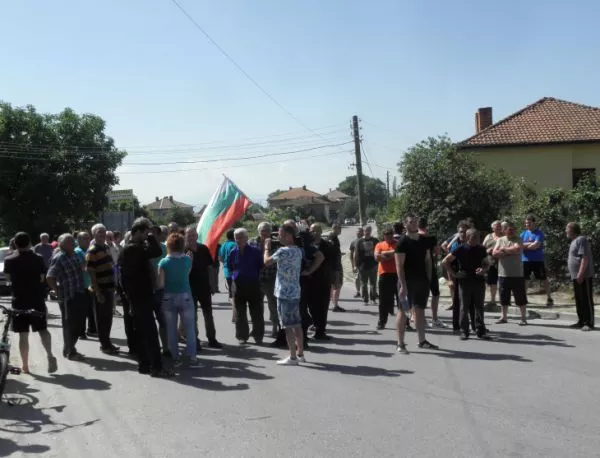 Живеещите в Гърмен и Марчево блокираха пътя, искат изселване на ромите