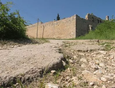 Хората в Асеновград се хванаха да намерят сами пари за пътя до манастир 