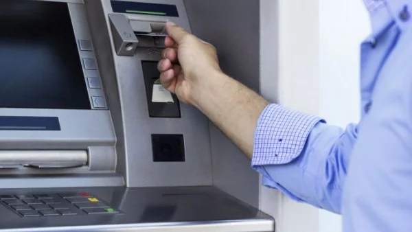 Тегленето на пари от банкомат с кредитна карта излиза солено