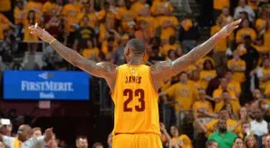 ВИДЕО: Когато ЛеБрон Джеймс те посети преди Коледа и ти носи 1.3 милиона долара