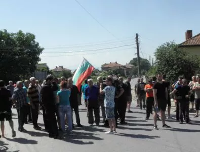 Бъчварова пристигна в Гърмен сред скандирания на протестиращи