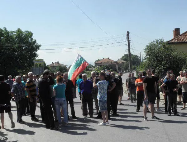 Бъчварова пристигна в Гърмен сред скандирания на протестиращи