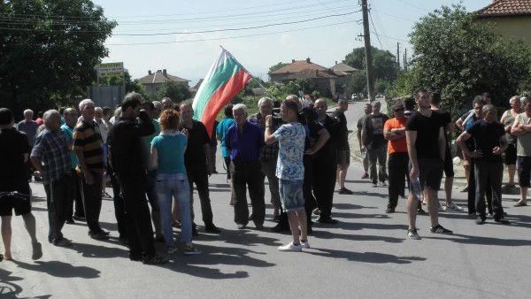 Бъчварова пристигна в Гърмен сред скандирания на протестиращи