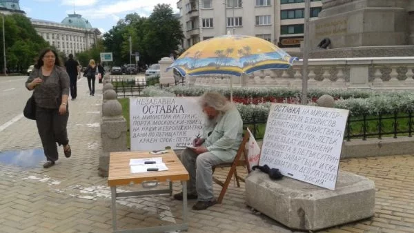 Босия иска оставката на Борисов и Московски, плаши с яйца и домати*