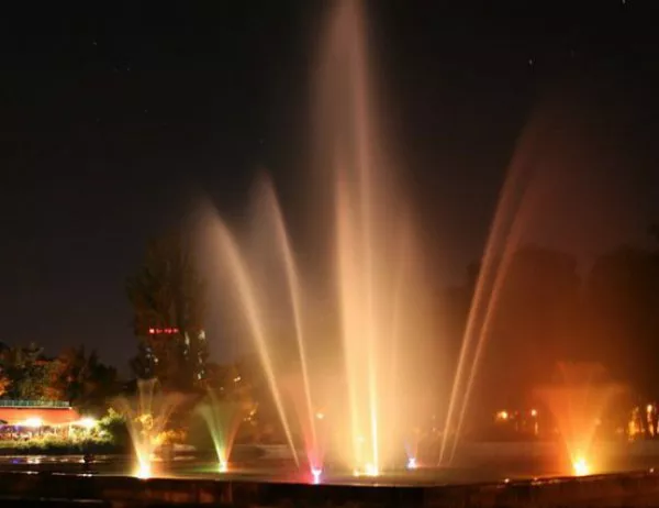 Пеещите фонтани в Пловдив грейват в синьо, съпричастни с аутизма