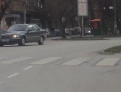Шофьор блъсна баща и дете на пешеходна пътека в Казанлък 