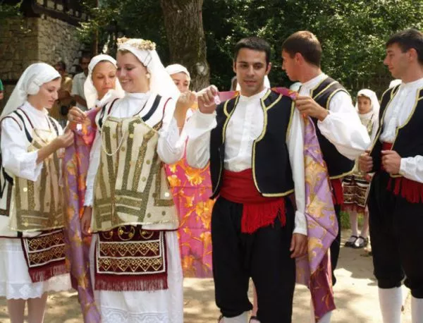Балкански фолклорен сватбен фестивал в Етъра